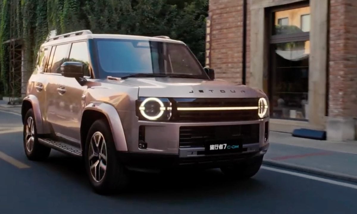 Facelifted Jetour T2 SUV showing round front headlights and boxy styling in a studio setting.